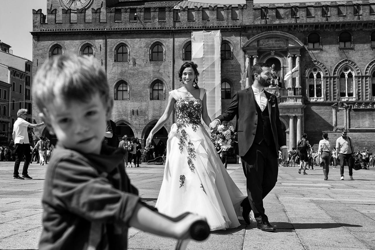 sposi in piazza maggiore-Bologna-bimbo in bici