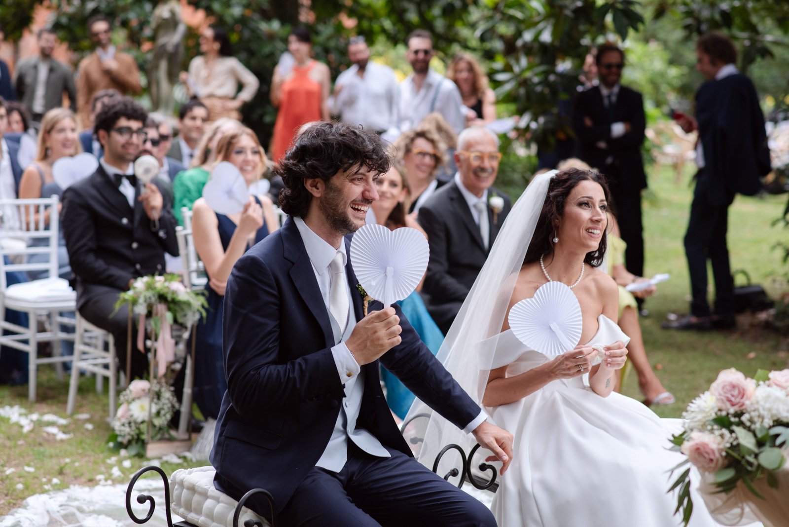 sposi felici e spontanei durante la cerimonia