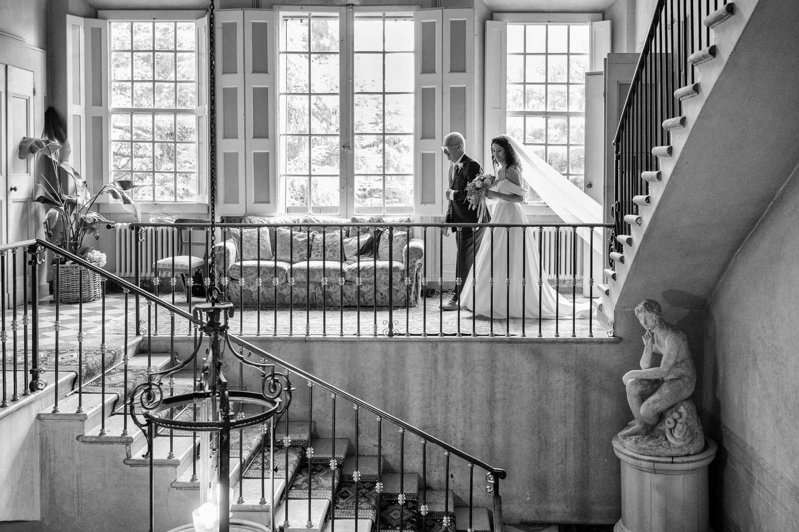 la sposa esce col padre prima della cerimonia