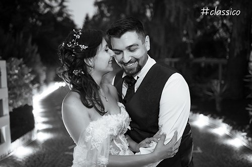 una foto classica di un abbraccio tra sposi