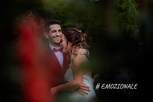 FOTO EMOZIONALE DI SPOSI ABBRACCIATI