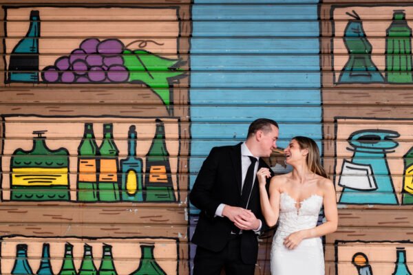 Sposi divertiti davanti ad un murales