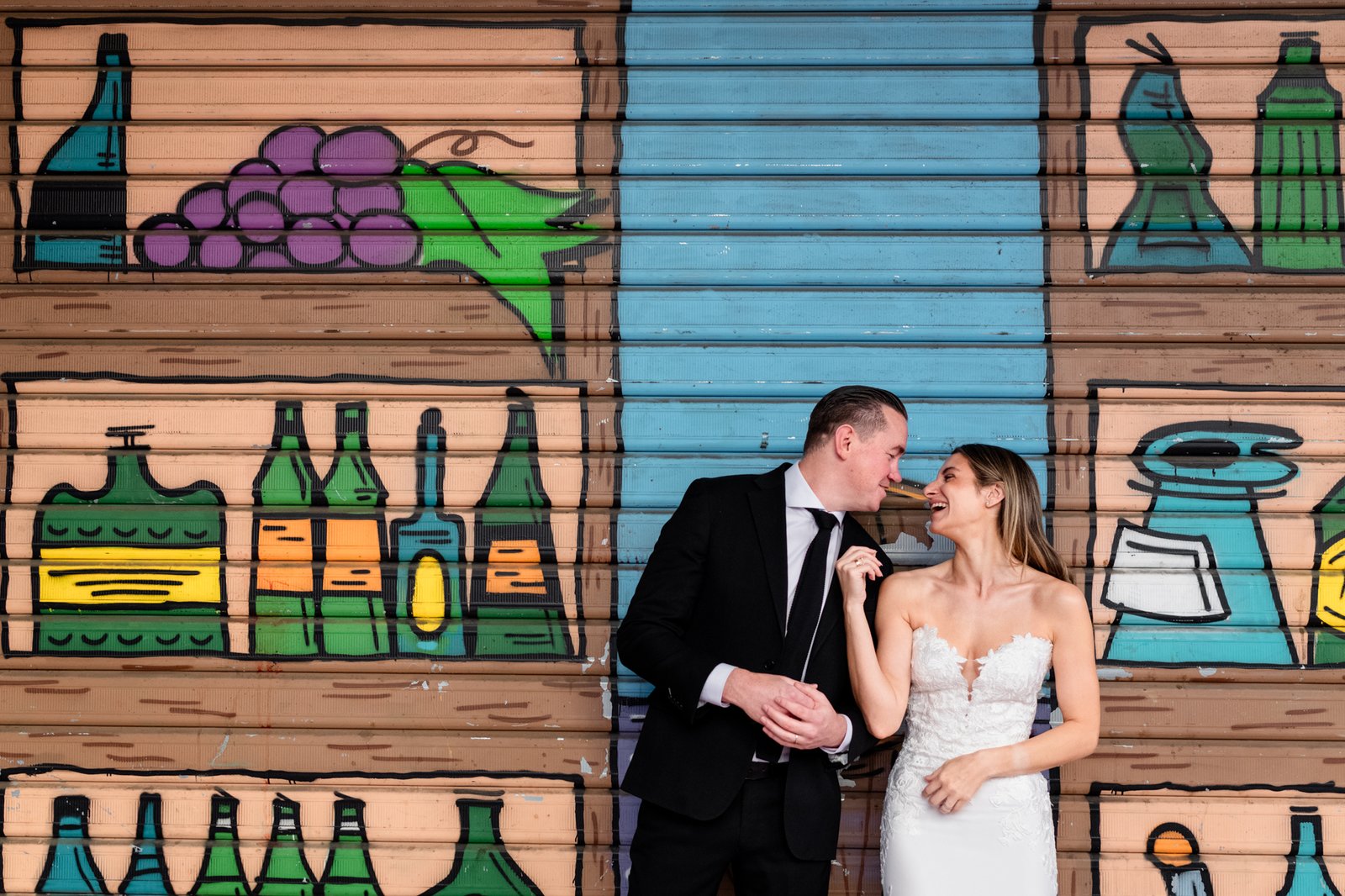 Sposi divertiti davanti ad un murales