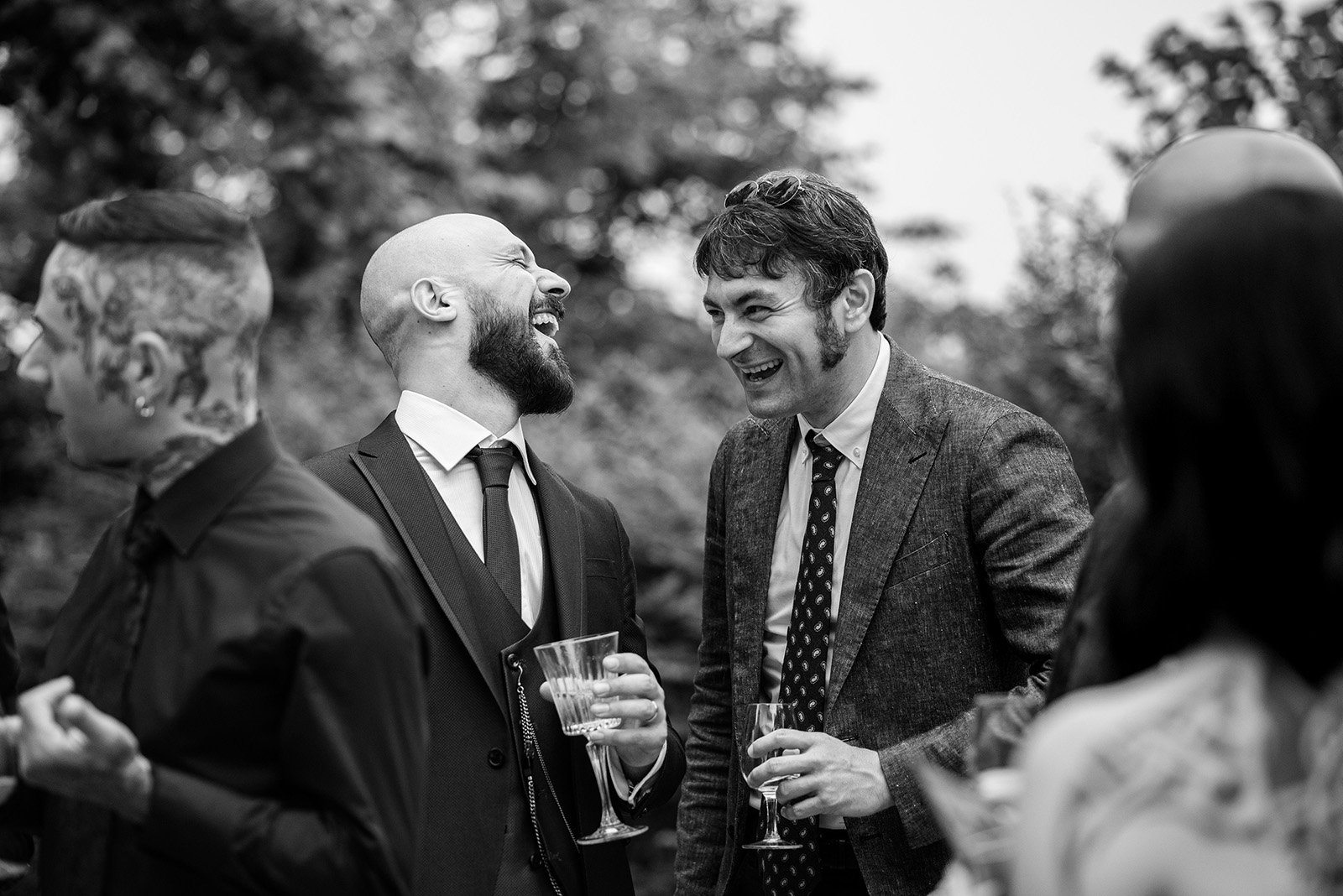 lo sposo si diverte con gli amici durante l'aperitivo