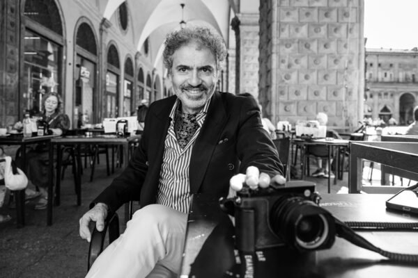Lo sposo con la sua macchina fotografica Leica, aspetta la sposa