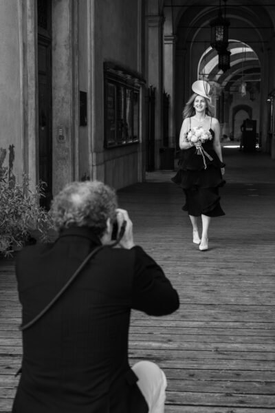 lo sposo fotografa la sposa